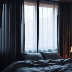 Zasłony zaciemniające do sypialni: jak wybrać i zamontować dla komfortu snu i prywatności