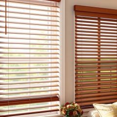 Żaluzje drewniane czy aluminiowe: jak wybrać osłony okienne dopasowane do stylu i funkcji wnętrza