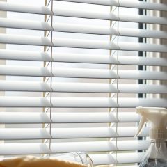 Czyszczenie rolet i żaluzji: metody, na co zwracać uwagę i jak uniknąć typowych błędów